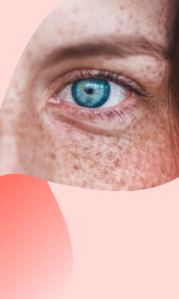 Een licht roze achtergrond, met een afbeelding van een blauw oog er over heen.