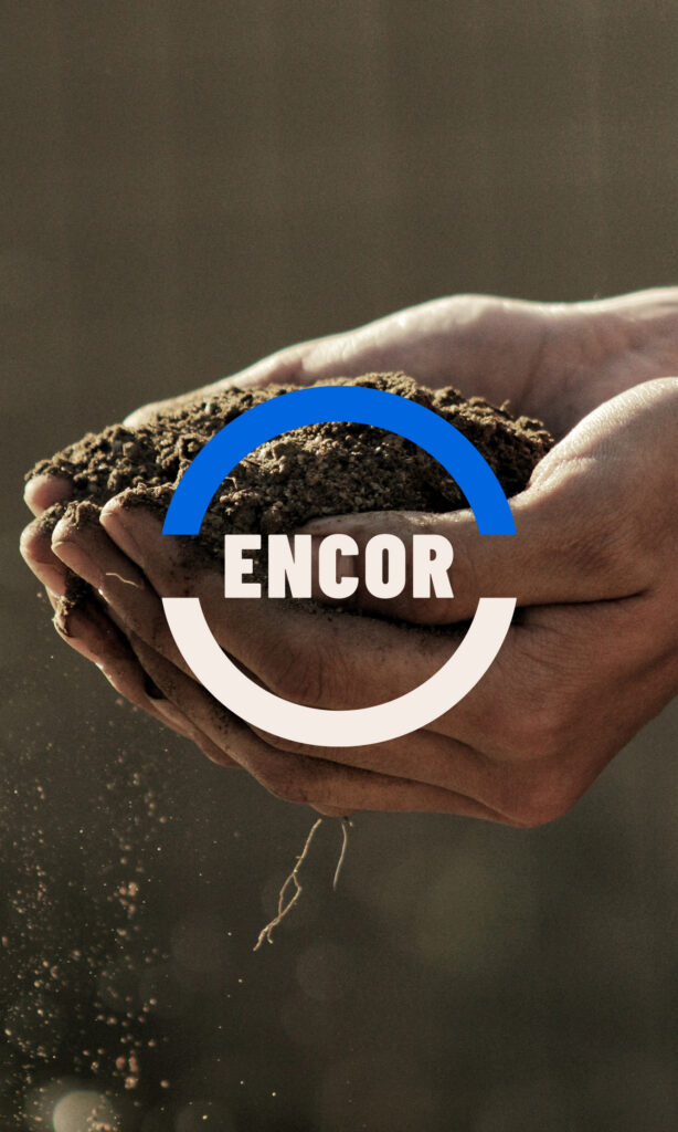 Handen die aarde vasthouden, met het Encor logo er overheen.