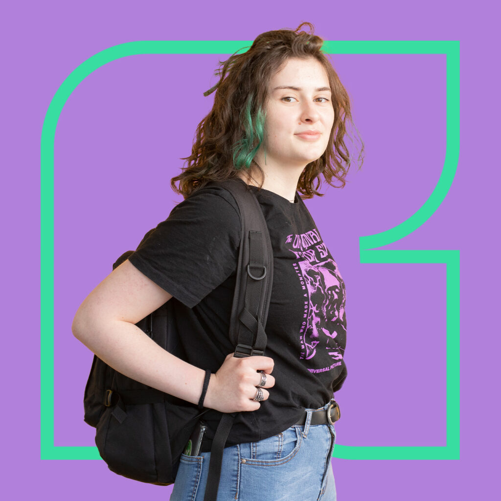 Portret van een student afgebeeld in één van de vormen die gemaakt kan worden uit het canvas.